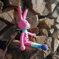 Hase Kuschelhase Bunny mit Pünktchen und Ringelstrümpfen aus Baumwolle gehäkelt Bild 1