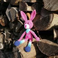 Hase Kuschelhase Bunny mit Pünktchen und Ringelstrümpfen aus Baumwolle gehäkelt Bild 2