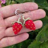 Ohrringe Erdbeere sehr fein aus Baumwolle gehäkelt mit Silber-Ohrhaken Bild 1
