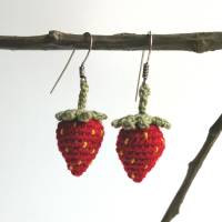Ohrringe Erdbeere sehr fein aus Baumwolle gehäkelt mit Silber-Ohrhaken Bild 2