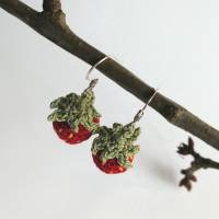 Ohrringe Erdbeere sehr fein aus Baumwolle gehäkelt mit Silber-Ohrhaken Bild 3