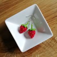 Ohrringe Erdbeere sehr fein aus Baumwolle gehäkelt mit Silber-Ohrhaken Bild 4