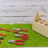 Miniatur Garten Handwerker Werkzeugkiste mit Werkzeug Dekoration oder zum Basteln für den Feengarten Bild 2