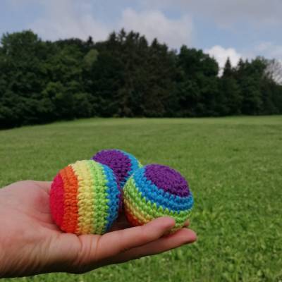 Dreier-Set Jonglierbälle Regenbogen gehäkelt mit Kirschkernen Motorikspiel mit Kurzanleitung Jonglieren lernen