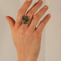 Smaragd-Ring gehäkelt aus goldfarbenem Draht mit eingefügten Edelsteinen Bild 1