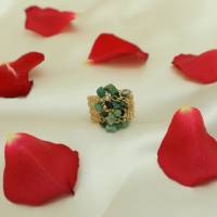 Smaragd-Ring gehäkelt aus goldfarbenem Draht mit eingefügten Edelsteinen Bild 2
