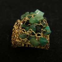 Smaragd-Ring gehäkelt aus goldfarbenem Draht mit eingefügten Edelsteinen Bild 4