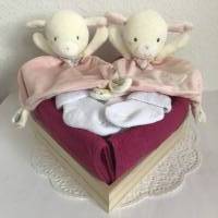 Mädchen Zwillinge Windeltorte Geschenk Geburt Taufe Herz Schmusetuch Schaf rosa cranberry Bild 1