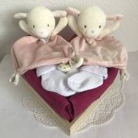Mädchen Zwillinge Windeltorte Geschenk Geburt Taufe Herz Schmusetuch Schaf rosa cranberry Bild 6