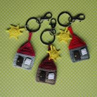 Schlüsselanhänger Taschenbaumler SWEET HOME Häuschen mit Sonne aus Baumwolle gehäkelt mit Karabiner Bild 1