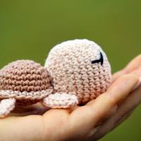 Süße kleine Geschenkidee - kuschelige Schildkröte aus Baumwolle, auch als Anhänger, kleiner Glücksbringer und Talisman Bild 1