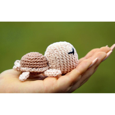 Süße kleine Geschenkidee - kuschelige Schildkröte aus Baumwolle, auch als Anhänger, kleiner Glücksbringer und Talisman