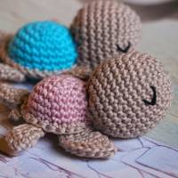 Süße kleine Geschenkidee - kuschelige Schildkröte aus Baumwolle, auch als Anhänger, kleiner Glücksbringer und Talisman Bild 6