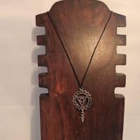 Halskette mit keltischem Anhänger hellsilber an Lederband unisex Bild 2