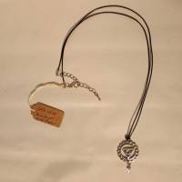 Halskette mit keltischem Anhänger hellsilber an Lederband unisex Bild 3