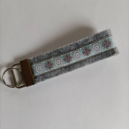 Schlüsselanhänger aus grauem Filz mit aufgenähtem Webband *Ornamente Türkis*
