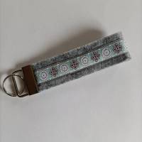 Schlüsselanhänger aus grauem Filz mit aufgenähtem Webband *Ornamente Türkis* Bild 1