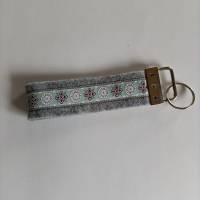 Schlüsselanhänger aus grauem Filz mit aufgenähtem Webband *Ornamente Türkis* Bild 2