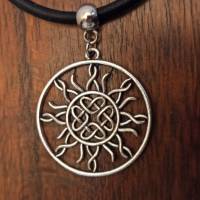 Halskette mit Anhänger ''keltische Sonne'' an Seidenband Bild 1