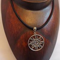 Halskette mit Anhänger ''keltische Sonne'' an Seidenband Bild 2