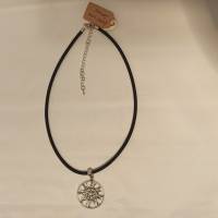 Halskette mit Anhänger ''keltische Sonne'' an Seidenband Bild 3