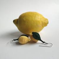 Ohrringe Zitrone mit Blatt sehr fein aus Baumwolle gehäkelt mit Silber-Ohrhaken Bild 1