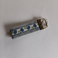 Schlüsselanhänger aus grauem Filz mit aufgenähtem Webband *Blaue Blumen* Bild 2
