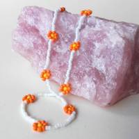 Zarte Blümchen-Kette aus orangen und weißen Glas-Rocailles Bild 1