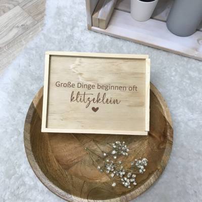 Holzbox zum Verkünden der Schwangerschaft / Geschenkbox  mit Babysocke