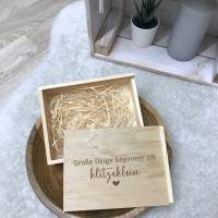 Holzbox zum Verkünden der Schwangerschaft / Geschenkbox  mit Babysocke Bild 2