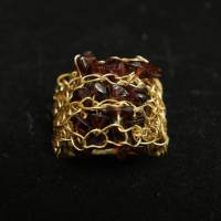 Granat-Ring gehäkelt aus goldfarbenem Draht mit eingefügten Edelsteinen Bild 3