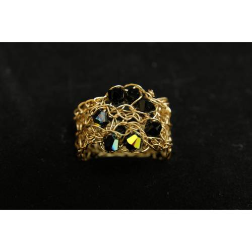 Kristall-Ring gehäkelt aus goldfarbenem Draht mit funkelnden schwarz-goldenen Kristallen
