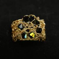 Kristall-Ring gehäkelt aus goldfarbenem Draht mit funkelnden schwarz-goldenen Kristallen Bild 1