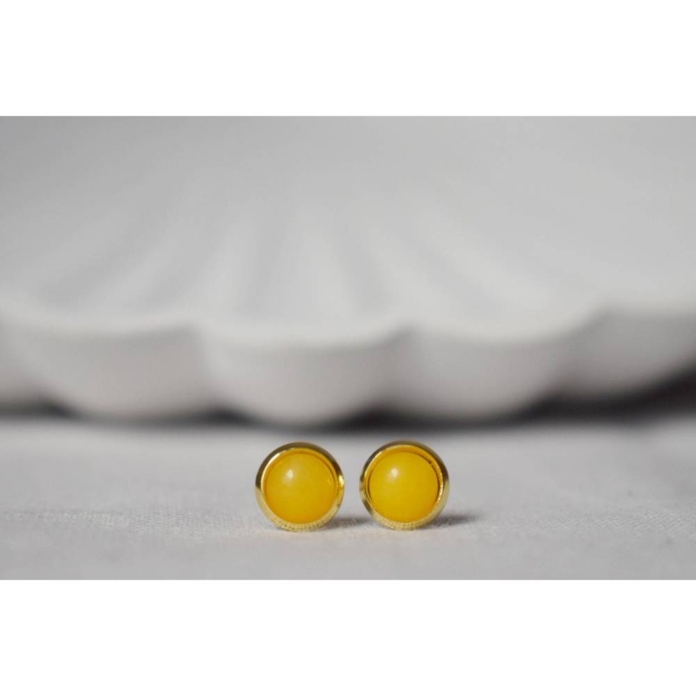 Mini gelbe Jade Ohrstecker, Edelstein Gelb Gold Ohrringe, 6mm, rund, Ohrringe Gelb Stein, Edelstahl, Jade Schmuck, Weihn Bild 1