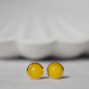 Mini gelbe Jade Ohrstecker, Edelstein Gelb Gold Ohrringe, 6mm, rund, Ohrringe Gelb Stein, Edelstahl, Jade Schmuck, Weihn Bild 1
