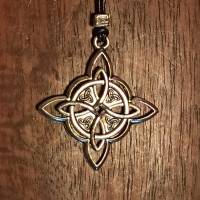 Halskette mit Anhänger ''keltischer Knoten'' an Lederband unisex Bild 1