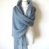 Gestricktes Tuch aus Mohair und Seide in gedämpftem Blau, festlicher Damen-Schal aus reiner Naturfaser, Geschenk für sie Bild 1