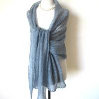 Gestricktes Tuch aus Mohair und Seide in gedämpftem Blau, festlicher Damen-Schal aus reiner Naturfaser, Geschenk für sie Bild 3