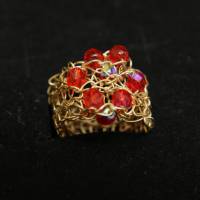 Damenring gehäkelt aus goldfarbenem Draht mit roten böhmischen Kristallen Bild 4