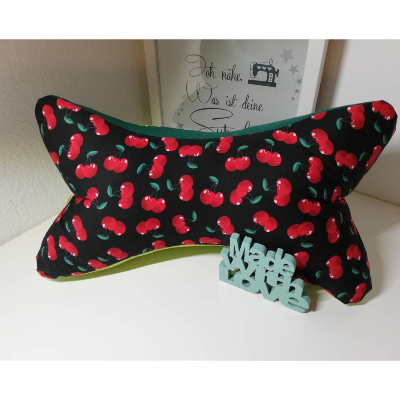 Leseknochen klein Valentinstag Stickbild Valentines Day Geschenk Reisekissen