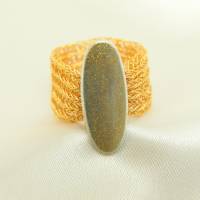 goldfarbener Ring patentgehäkelt aus Draht mit golden lackiertem Silberspacer Bild 1