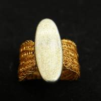 goldfarbener Ring patentgehäkelt aus Draht mit golden lackiertem Silberspacer Bild 2