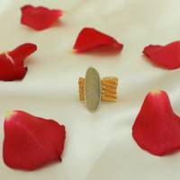goldfarbener Ring patentgehäkelt aus Draht mit golden lackiertem Silberspacer Bild 4