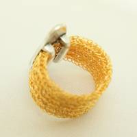 goldfarbener Ring patentgehäkelt aus Draht mit golden lackiertem Silberspacer Bild 5
