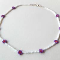 Zarte Blümchen-Kette aus lila und weißen Glas-Rocailles Bild 2