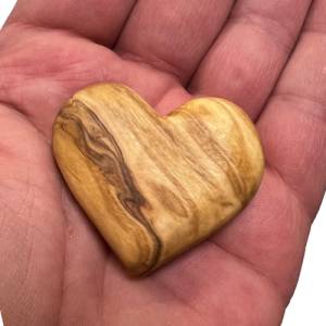 Handschmeichler Herz aus Olivenholz personalisiert Bild 1