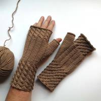Stulpen Größe S/M fingerlose Handschuhe mit Daumen und hübschen Zopfmuster aus weicher Naturwolle gestrickt Bild 1