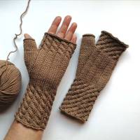 Stulpen Größe S/M fingerlose Handschuhe mit Daumen und hübschen Zopfmuster aus weicher Naturwolle gestrickt Bild 2