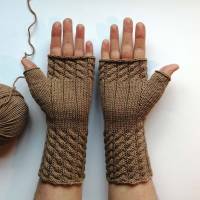 Stulpen Größe S/M fingerlose Handschuhe mit Daumen und hübschen Zopfmuster aus weicher Naturwolle gestrickt Bild 4