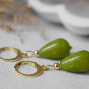 Ohrringe Jadegrün Gold, olivgrün Perlen Creolen Ohrringe, Olivine Ohrringe, Ohrringe Tropfen Grün, Edelstein Huggie, Kug Bild 2